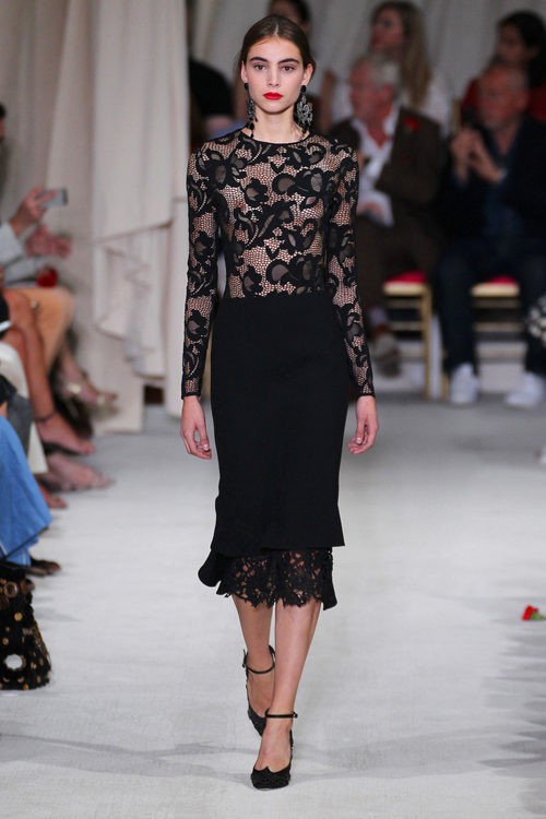 Vestido negro de la colección de primavera/verano 2016 de Oscar de la Renta en Nueva York Fashion Week