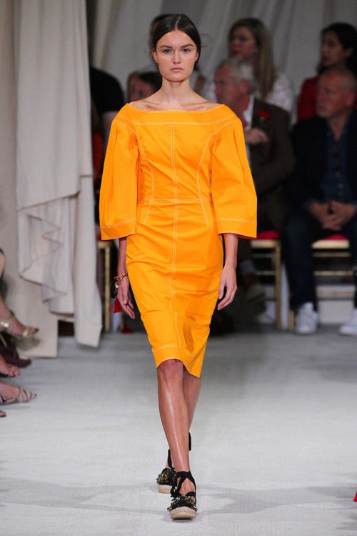 Vestido mostaza de la colección de primavera/verano 2016 de Oscar de la Renta en Nueva York Fashion Week