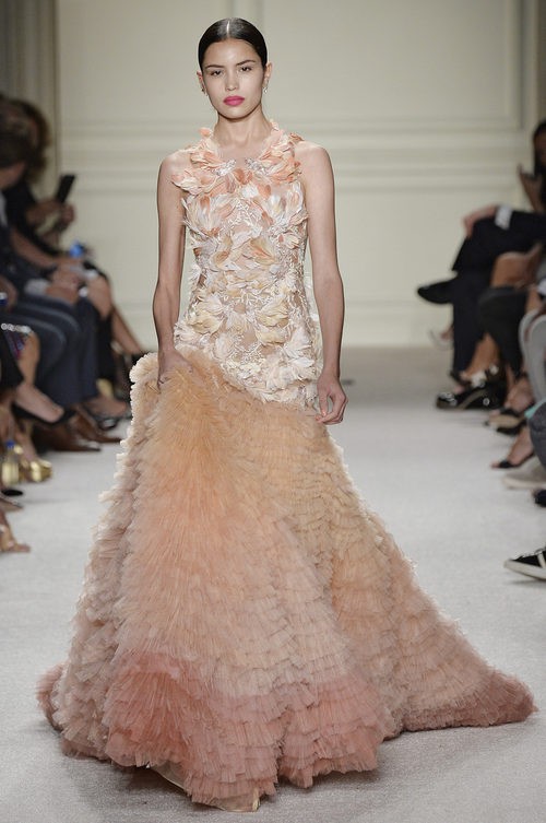 Vestido rosa degradado de la colección de primavera/verano 2016 de Marchesa en Nueva York Fashion Week