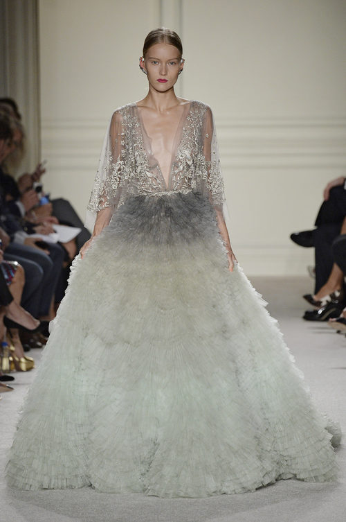Vestido largo azul degradado de la colección de primavera/verano 2016 de Marchesa en Nueva York Fashion Week