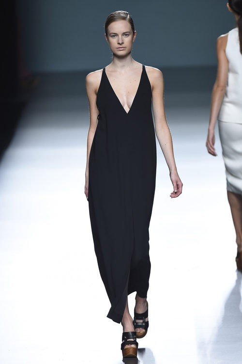 Vestido negro de Ángel Schlesser para primavera/verano 2015 en Madrid Fashion Week