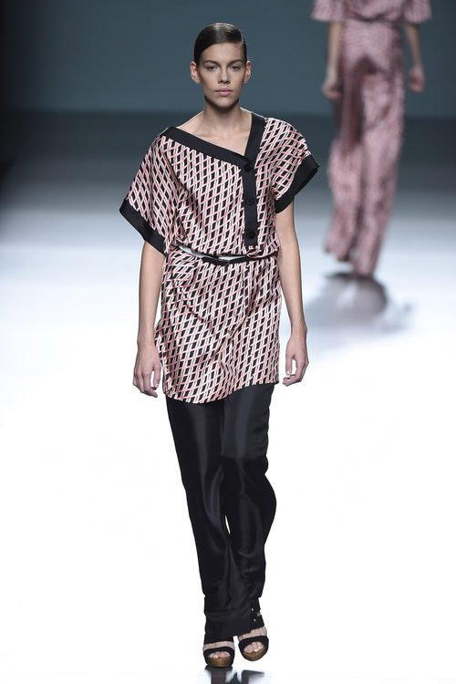 Conjunto negro y estampado de Ángel Schlesser para primavera/verano 2015 en Madrid Fashion Week