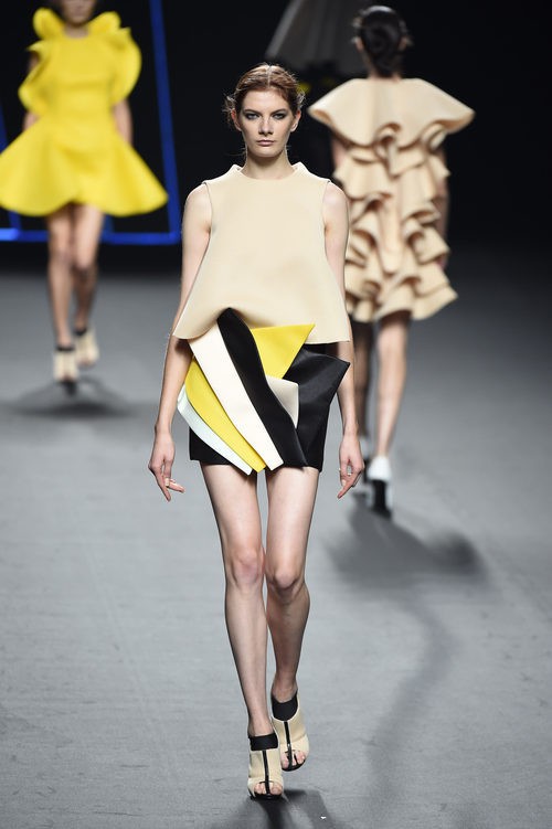 Conjunto beige con pliegues de colores de Amaya Arzuaga para primavera/verano 2015 en Madrid Fashion Week