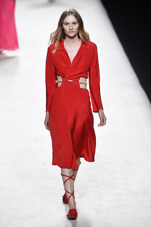Vestido rojo de Juanjo Oliva para primavera/verano 2015 en Madrid Fashion Week