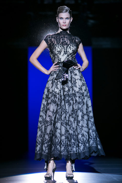 Vestido de encaje negro de Hannibal Laguna para primavera/verano 2016 en Madrid Fashion Week
