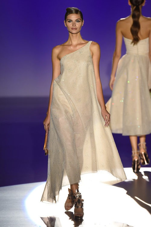 Vestido asimétrico de Hannibal Laguna para primavera/verano 2016 en Madrid Fashion Week