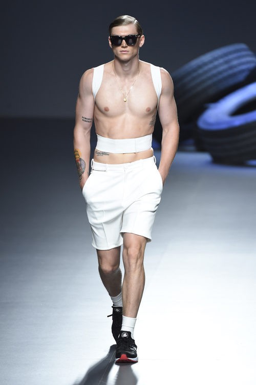 Corrector de postura y pantalón corto de la colección de primavera/verano 2016 de David Delfin en Madrid Fashion Week