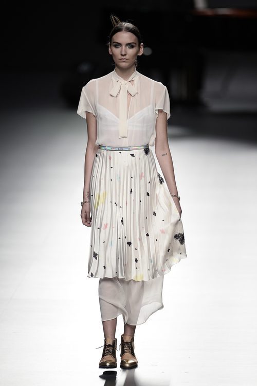 Vestido blanco de Ion Fiz para primavera/verano 2016 en Madrid Fashion Week