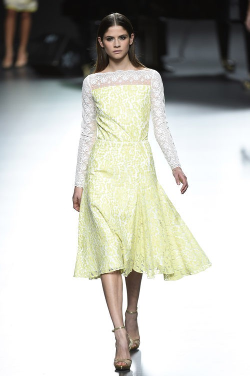 Vestido amarillo y blanco de Ion Fiz para primavera/verano 2016 en Madrid Fashion Week