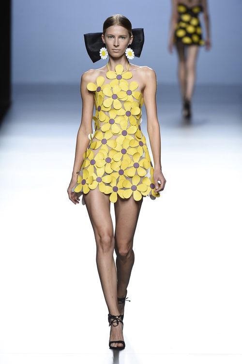 Vestido amarillo de margaritas de María Escoté primavera/verano 2016 en Madrid Fashion Week