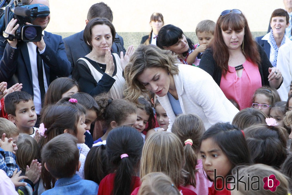 La Reina Letizia con unos niños en la inauguración del curso escolar 2015/2016 en Palencia