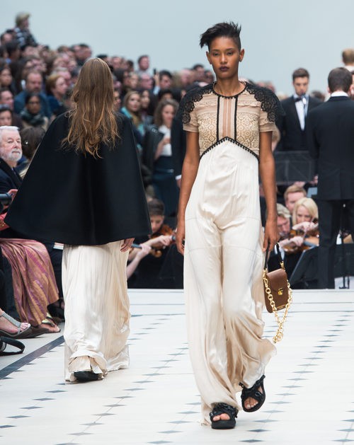 Jumpsuit beige, negro y blanco de la colección de Burberry primavera/verano 2016 en London Fashion Week