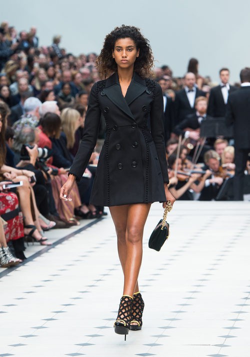 Gabardina negra de la colección de Burberry primavera/verano 2016 en London Fashion Week