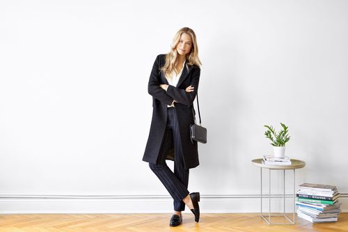 Martina Klein posa con look de colore negro para la primera campaña otoño/inverno 2015/2016 en España de la tienda online Zalando