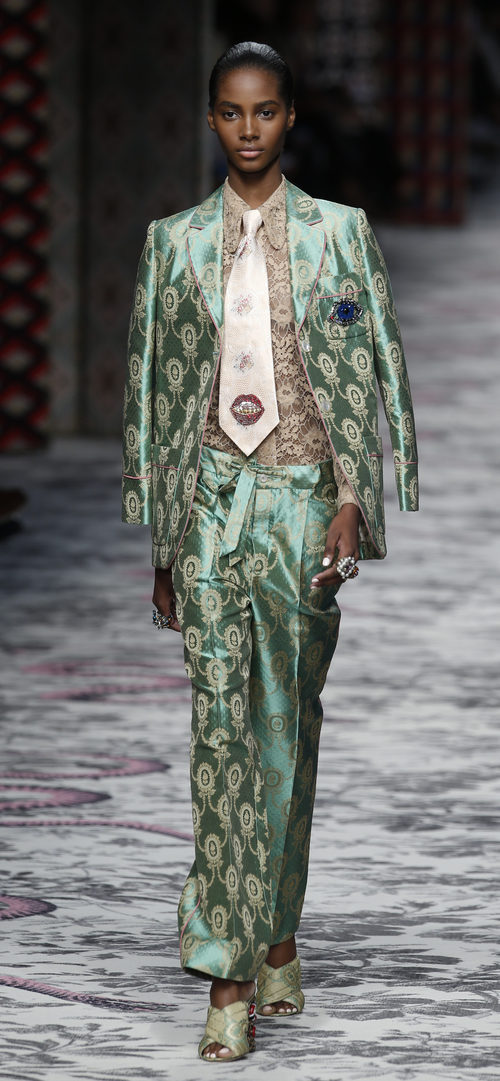 Traje de chaqueta y pantalon verde y beige de primavera/verano 2016 de Milan en London Fashion Week