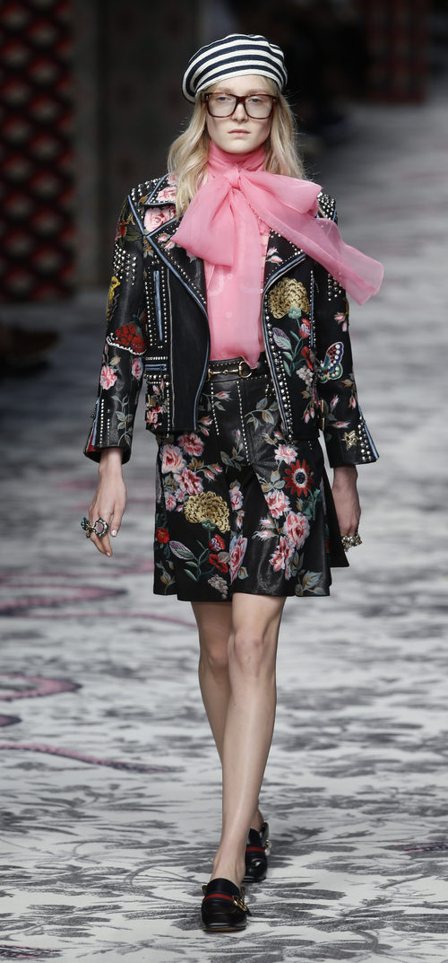 Traje de chaqueta y falda negro de primavera/verano 2016 de Gucci en MIlan Fashion Week