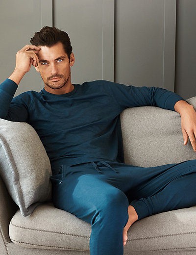 David Gandy con pijama azul de la colección especial de Autograph para Marks&Spencer