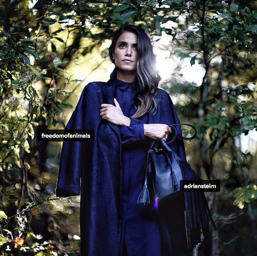 Nikki Reed luciendo bolso con flecos de su nueva firma