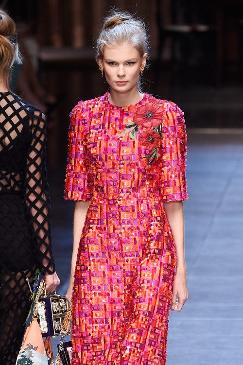Vestido fucsia y naranja de la colección primavera/verano 2016 de Dolce & Gabbana en Milan Fashion Week