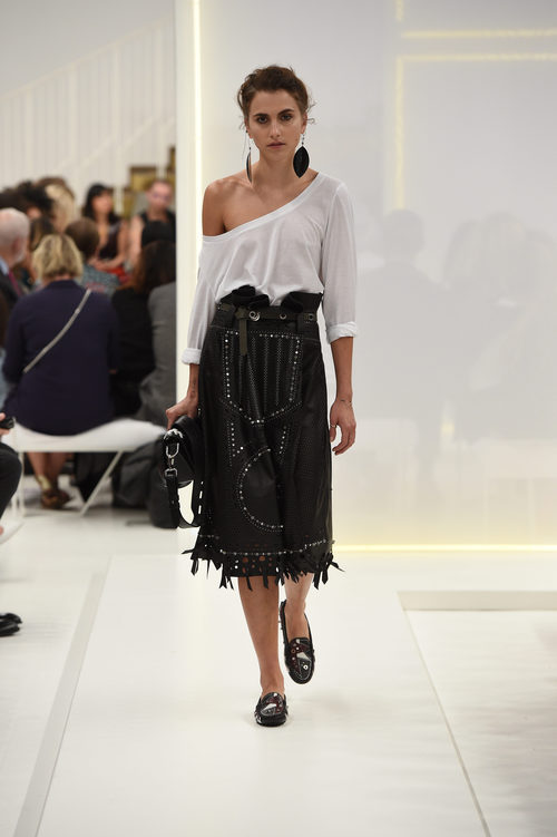 Camiseta blanca y falda negra de la nueva colección primavera/verano 2016 de Tod's