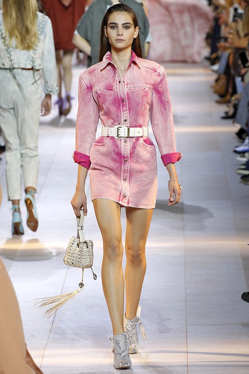 Vestido rosa de la colección primavera/verano 2016 de Roberto Cavalli en Milan Fashion Week