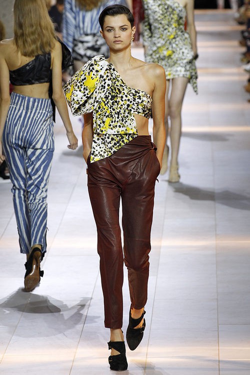 Camisa asimétrica y pantalón granate de la colección primavera/verano 2016 de Roberto Cavalli en Milan Fashion Week