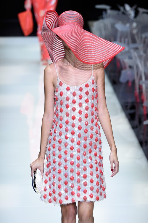 Vestido de lentejuelas de la colección primavera/verano 2016 de Armani en Milan Fashion Week