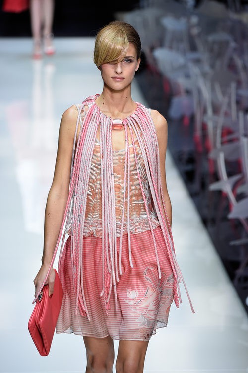 Vestido rosa y maxicollar de la colección primavera/verano 2016 de Armani en Milan Fashion Week