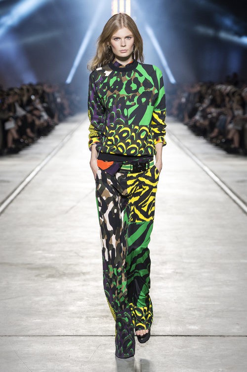 Mono de estampados animales de la colección primavera/verano 2016 de Versace en Milán Fashion Week