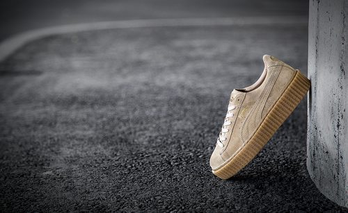 Zapatilla puma beige de la colección 'PUMA BY RIHANNA'