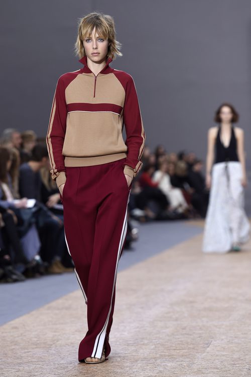 Jersey y pantalón rojo y beige de la colección primavera/verano 2016 de Chloé en Paris Fashion Week