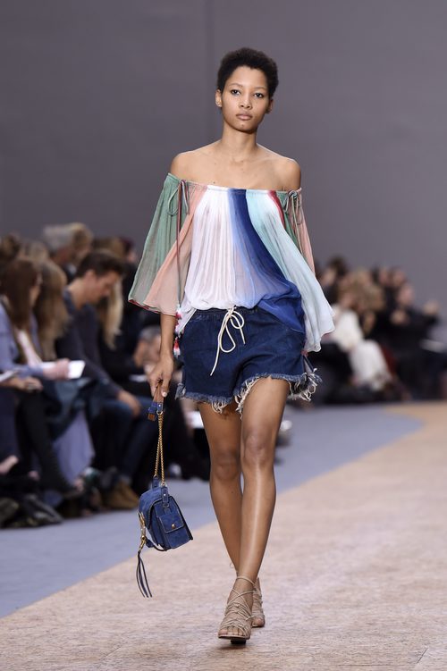 Pantalon vaquero corto y camisa de rayas de la colección primavera/verano 2016 de Chloé en Paris Fashion Week