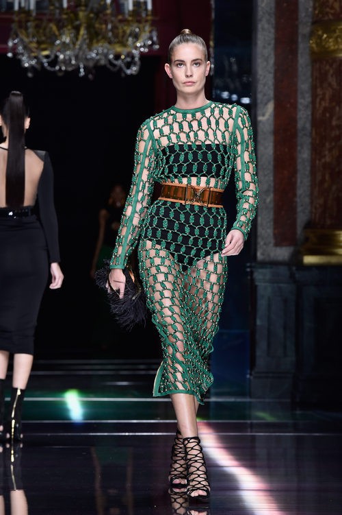 Vestido de malla verde de la colección primavera/verano 2016 de Balmain en Paris Fashion Week