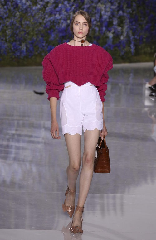 Jersey crop top fucsia de la colección primavera/verano 2016 de Dior en Paris Fashion Week