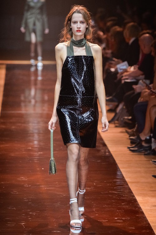 Vestido negro con cuello caqui de la colección primavera/verano 2016 de Nina Ricci en Paris Fashion Week