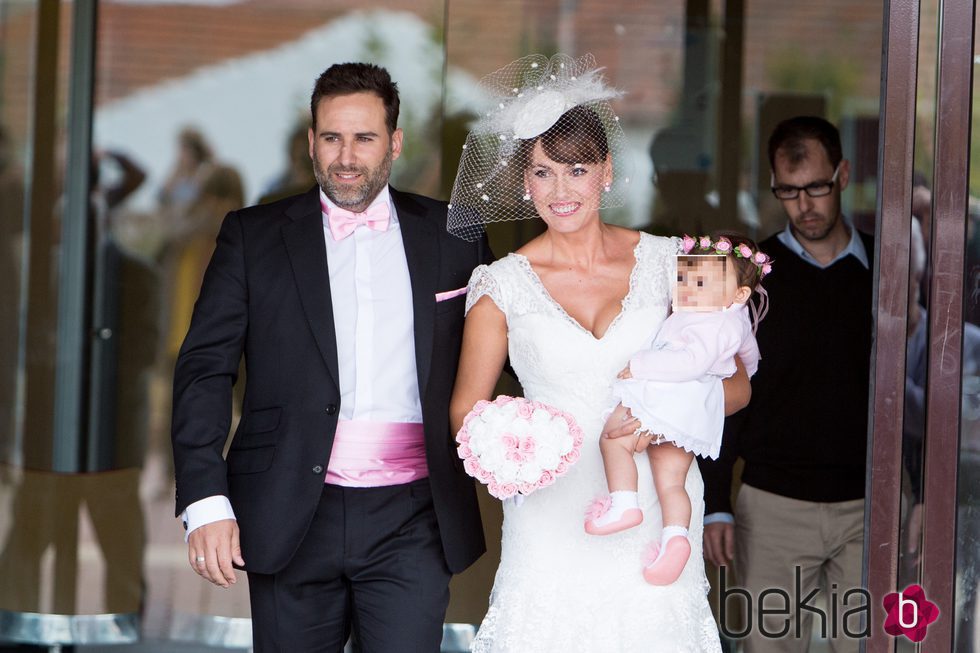 Carolina Casado y Raúl Pastor el día de su boda con su hija Valentina