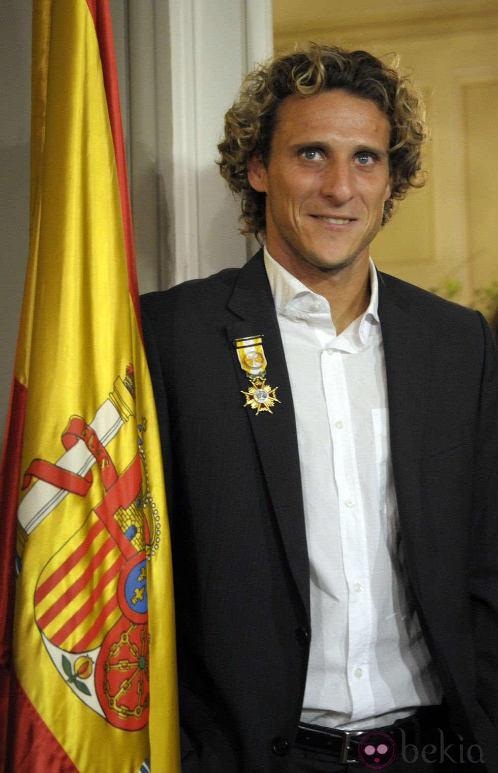 Diego Forlán condecorado con la Cruz Oficial la Orden de Isabel la Católica