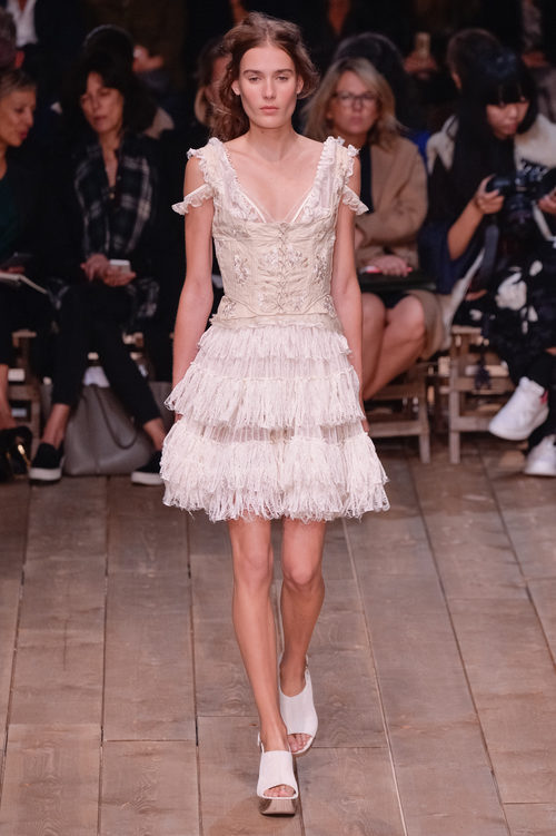 Vestido rosa nude con volantes de la nueva colección primavera/verano 2016 de Alexander McQueen en Paris Fashion Week