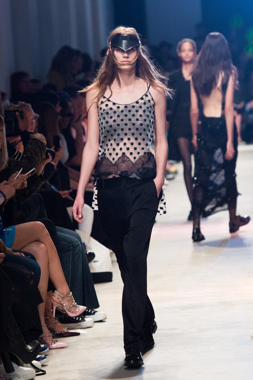 Camisa de puntos y pantalón negro de la nueva colección primavera/verano 2016 de John Galliano en Paris Fashion Week