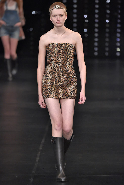 Vestido animal print de la colección primavera/verano 2016 de Yves Saint Laurent en Paris Fashion Week
