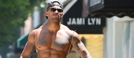 David McIntosh con el torso desnudo