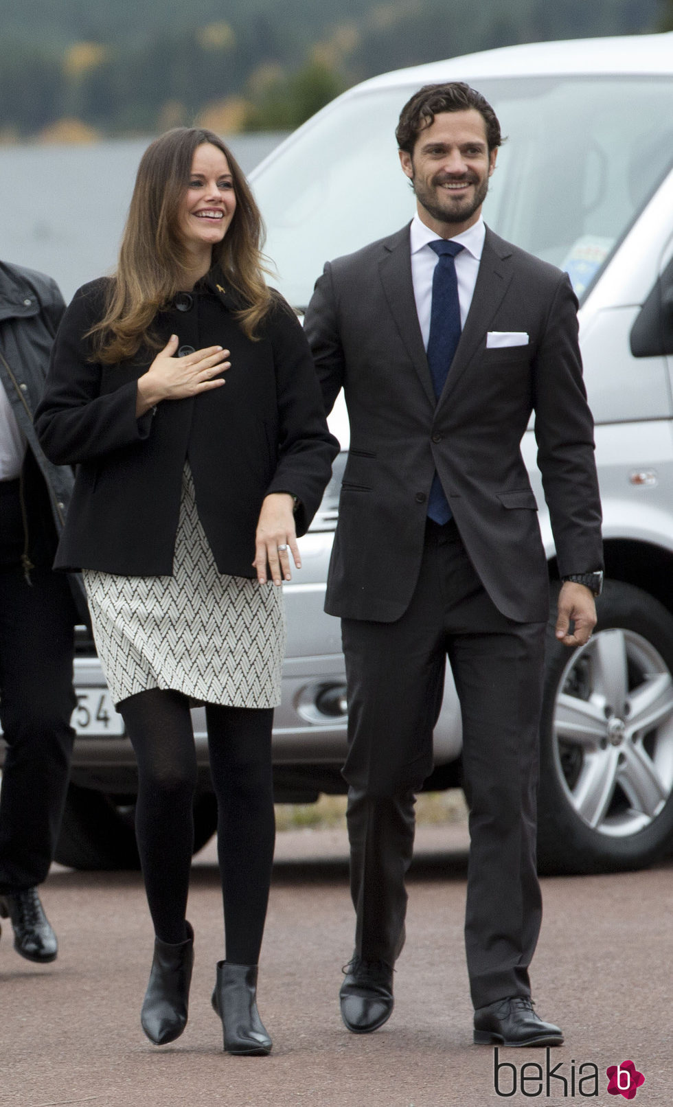 Carlos Felipe de Suecia y Sofia Hellqvist cogidos de la mano en Dalarna