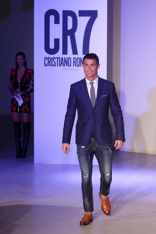 Cristiano Ronaldo ejerciendo de modelo en la presentación de su nueva colección de zapatos