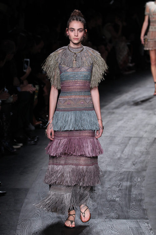 Vestido largo con flecos de la colección de primavera/verano 2016 de Valentino en París Fashion Week