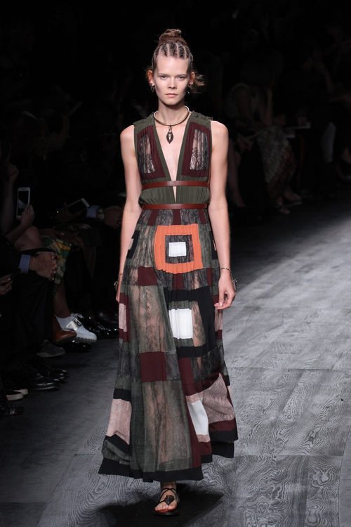 Vestido en tonos marrones y verdes de la colección de primavera/verano 2016 de Valentino en París Fashion Week