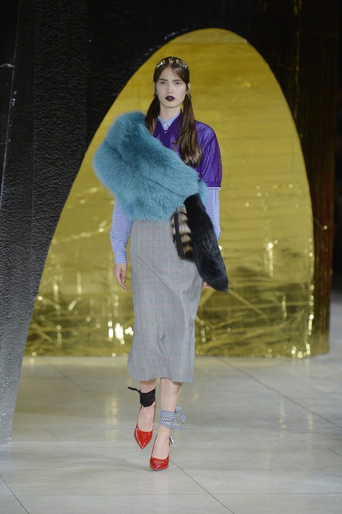 Falda y camisa de cuadros de la colección primavera/verano 2016 de Miu Miu en Paris Fashion Week