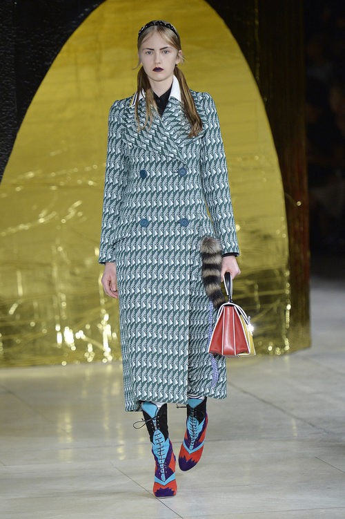 Chaquetón en tonos verdes de la colección primavera/verano 2016 de Miu Miu en Paris Fashion Week
