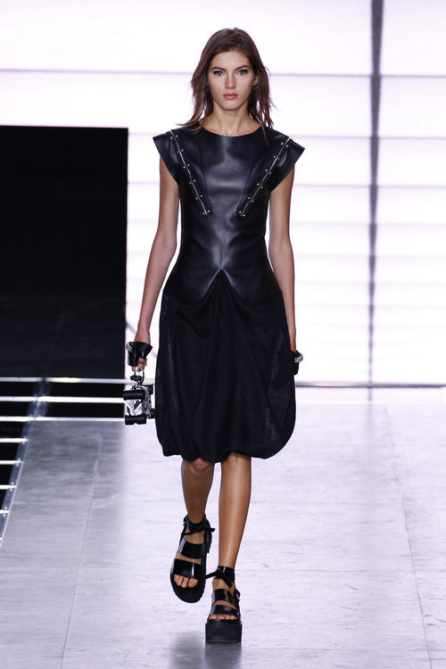 Vestido negro de cuero de la colección primavera/verano 2016 de Louis Vuitton en Paris Fashion Week