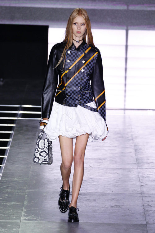 Chaqueta negra y falda blanca de la colección primavera/verano 2016 de Louis Vuitton en Paris Fashion Week