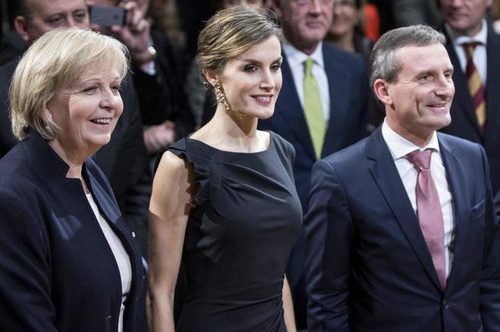 La reina Letizia elige un little black dress y una capa de Hugo Boss en su viaje a Alemania